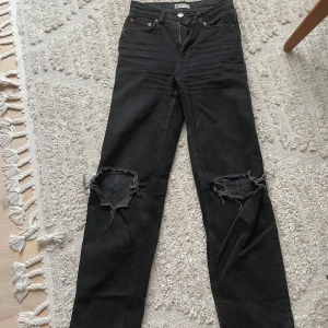 Svarta demin jeans  - Svarta jeans från Gina tricot i storlek 32. Dom är i ett perfekt skick och färgen är bra trots att det är svarta jeans. Dom är lite korta för mig och jag är 170 så skulle säga att man ändå ska vara 165 eller kortare 🥰