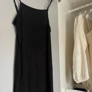 Långklänning  - Säljer denna superfina svarta långklänning då den tyvärr var lite för stor för mig (endast testat en gång, aldrig använd)  