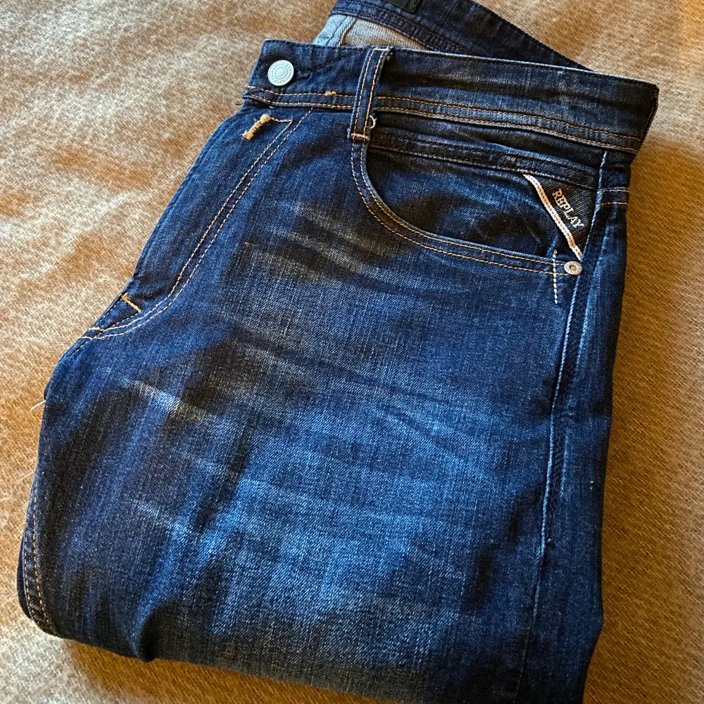 Replay jeans i färgen mörkblå Storlek W31 L32  I princip nyskick, använd Max 10 gånger tvättats 1 gång. Inga defekter överhuvudtaget. Nypris 1500kr. Jeans & Byxor.