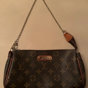 Louis Vuitton väska - Snygg väska. Använd men i bra skick. Dustbag ingår. OBS köpt second hand! Äkthetsbevis  finns därav ej tyvärr. 
