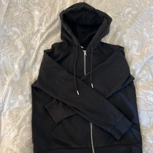 Tröja - Svart tröja med zip köpt från hm, jättefint skick och knappt använd 💓