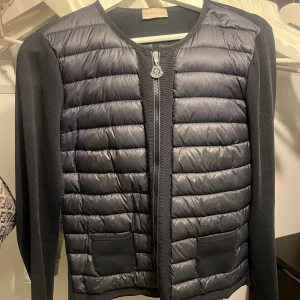 Moncler jacka - Kollar intresset på min moncler jacka. Det är en del slitage på jackan så som i armen och fram till men annars är det inget fel på den! Jackan är i storlek S och är marinblå! 