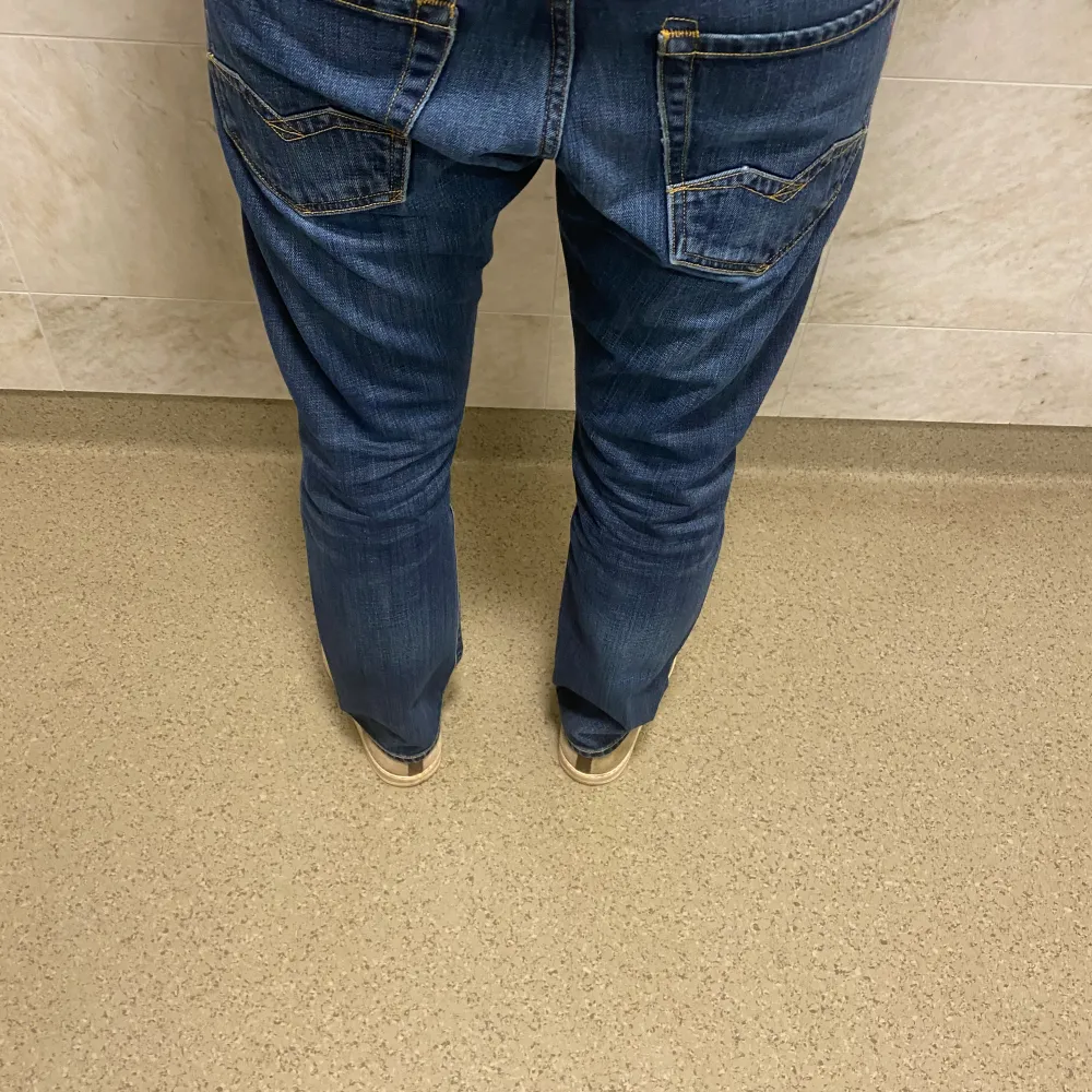 Säljer dessa skit snygga replay jeans. De är i perfekt skick och knappt använda, modellen är 170cm lång och väger ca 62kg . Jeans & Byxor.