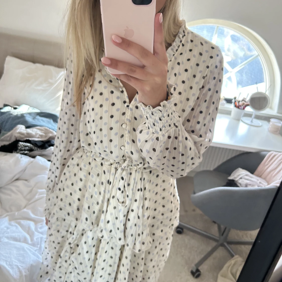 Prickig volangklänning  - 90