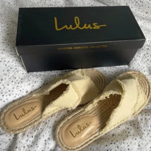 Helt nya espadrillos/ slip in - Aldrig använda då de var för små i storleken (jag har 41 - som skulle återspegla size 10 på skorna- men de är snarare strl 40).Då returfrakten till USA var för dyr säljer ja dem nu till fyndpris. Nypris 495 kr. 