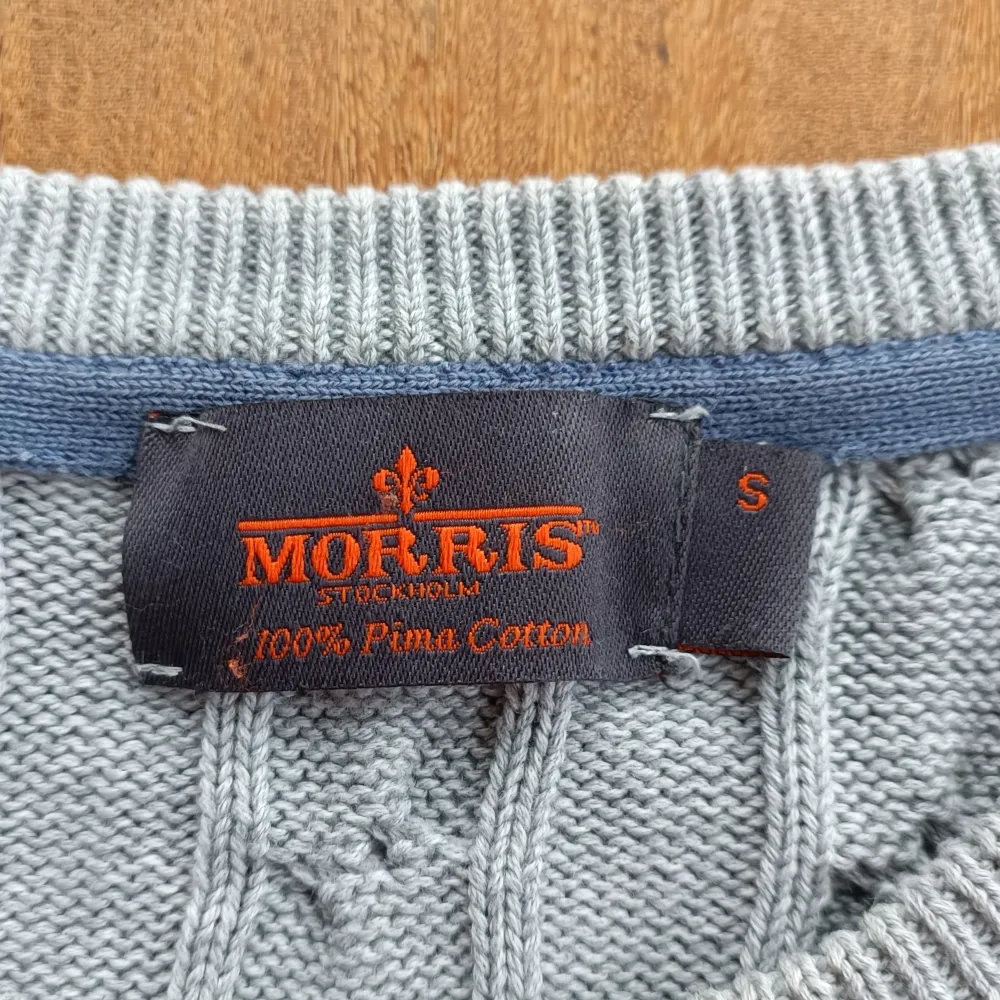Grå kabel stickad Morris tröja i storlek S. Bra skick. Nypris: ca 1700 kr Vårat pris: 449 kr. . Stickat.