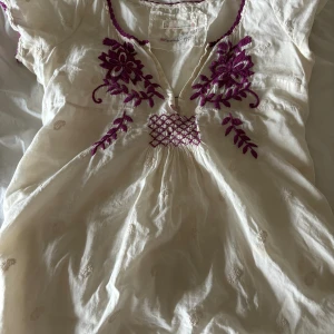 Topp - Säljer denna som kommer från odd Molly💗 Säljer därför att den är lite för stor för mig! Vet inte riktigt vilken storlek det är men skulle säga att den passar S-M💗