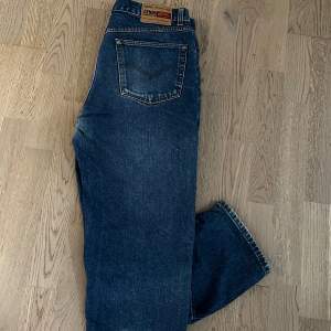Ett par tvär coola Baggy Henry choice jeans som är i riktigt gott skick Jag är 185 skulle rekommendera någon runt 175+ då de blir mer baggy Midja=44cm Total benlängd=98cm