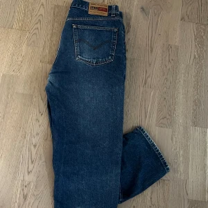 Henry Choice Jeans - Ett par tvär coola Baggy Henry choice jeans som är i riktigt gott skick Jag är 185 skulle rekommendera någon runt 175+ då de blir mer baggy Midja=44cm Total benlängd=98cm