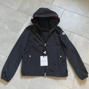 Moncler Windbreaker  - moncler windbreaker helt ny oanvänd storlek 1 (Small) NFC scan funkar både på armen och i jackan! fraktas med en moncler påse (samma jacka som på annonsen innan som är såld)