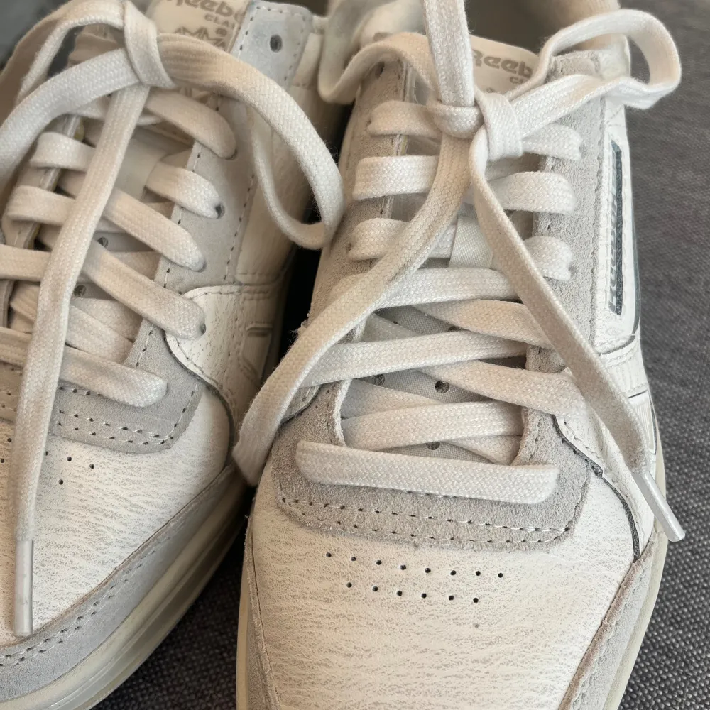 Ett par helt nya Reebok sneakers i grå/beige. Skorna är köpta på Zalando och endast testade, men går inte att skicka tillbaka! Nyskick i st 38,5💕originalpris 1335kr. Skor.