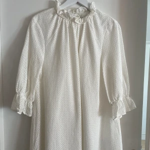 En perfekt studentklänning från Carin Wester i storlek 40. Säljer då jag hittade en annan klänning! OBS köparen står för frakten! - Väldigt bra skick