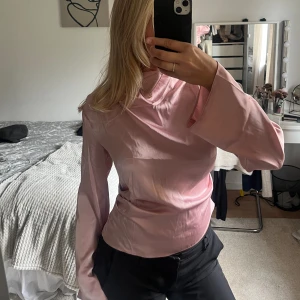 Rosa satin blus  - En jättefin rosa satin blus från H&M, aldrig använd❤️ 