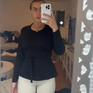 Ny topp med öppen rygg - Oanvänd topp från zara med öppen rygg och långa snören som man kan knyta som man vill 