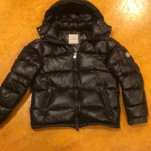 Moncler maya jacka - Snygg jacka säljes för endast 800kr riktigt billigt jämnfört med andra som säljer för 1200kr+ skriv vid intresse 