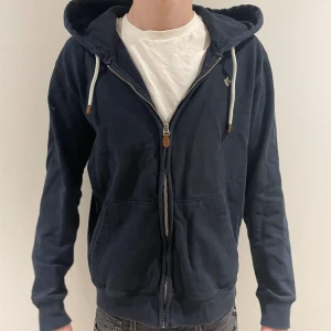 Morris hoodie  - Snygg hoodie från Morris i storlek M. Skicket på hoodie är 8/10. Nypris 1399, mitt pris 499. Modellen på denna bild är 185. Skriv gärna ifall ni har några funderingar!