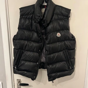 Moncler tib down galet  - Hej, säljer nu min moncler tib down galet som är i mycket fint skick 9/10 inga märken eller så. Storlek 3, fungerade Qr, såklart äkta, fler bilder och videos i dm 😊