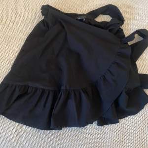 Söt kjol från Vero Moda i storlek M. Bra sick, skriv för fler frågor eller bilder🩷🩷
