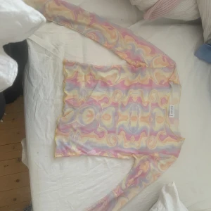 Genomskinlig topp - En väldigt snygg och speciell topp från shekou. Super fin. 