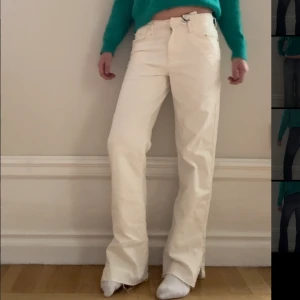 SNYGGA VITA JEANS - Supersnygga i nyskick, prislappen är kvar❤️