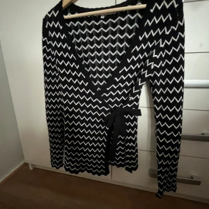 💌knytt cardigan // färg - blå & vit - storlek s, ganska lång! men annars är den såååå fin! 🤗