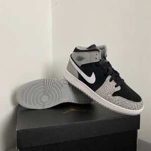 Jordan 1 Mid Elephant Print - Jordan 1 Mid Elephant Print Storlek: 39 Pris: 2500 (Kan diskuteras) Helt Nya med Box och Kvitto