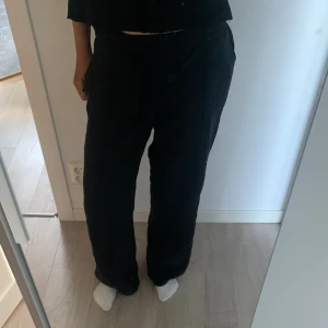 Linnebyxor zara - As snygga svarta linnebyxor från zara. De passar perfekt nu till sommaren! Det är svårt att se hur de ser ut på bilden pga att de är svarta tyvärr. De har även fickor på baksidan💓 