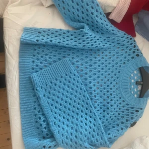 Tröja med hål - Verkligen en jättefin hål tröja som är en fin ganska stark blå. Den är nästan inte använd alls. 