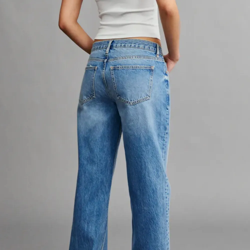 Lågmidjsde blåa jeans. Har bara använt ett par gånger, de är som nya. Säljer då dom är för stora för mig,(165cm lång)  Nypris: 499kr. Skriv privat om du har frågor!🩷. Jeans & Byxor.
