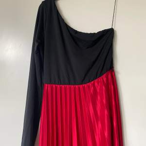 Jätte sexig svart röd klänning med bälte runt midjan. Skriv gärna för fler bilder❤️
