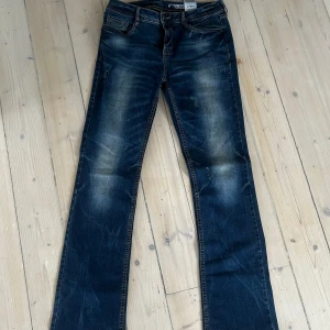Snygga jeans! - Inga bilder på!! Super snygga jeans med slitningar!❤️ passar ej mig därav säljer jag!