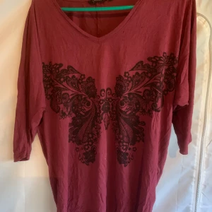 Röd tröja - Snygg tröja köpt av en annan person här på Plick. Satt tyvärr inte bra på mig, och säljs därför vidare. Strl S, men kan även funka på M. Finns några pyttesmå hål vid halsen, men inget som syns enligt mig.