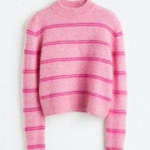 Tröja i mohairblandning från H&M - Rosa, randig mohairtröja från H&M. Med små slitsar i ärmarna, storlek X-Small. Kan både mötas och skicka! 