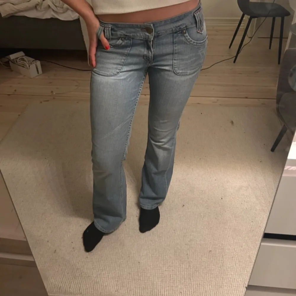 (Lånade bilder)Lågmidjade jeans från Lee i bra skick, lite upptrampade längst ner (se sista bilden)🩷 Midjemått: 80 Innerbenslängd: 83.. Jeans & Byxor.
