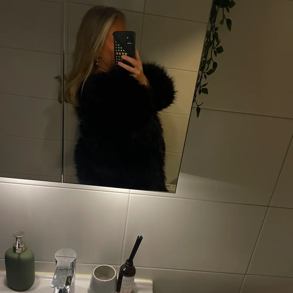Säljer denna super fina pälsjacka, super bra skick. Endast använd 2 ggr💞. Takit.