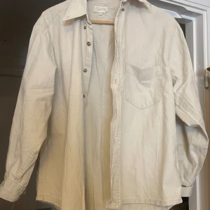 SKJORTA - Skjorta / kavaj  i  linne med en ficka på utsidan Storlek medium Märke Coaster Finns i Fredhäll PS. Har ytterligare en  i bomull / linne  Se annan annons 