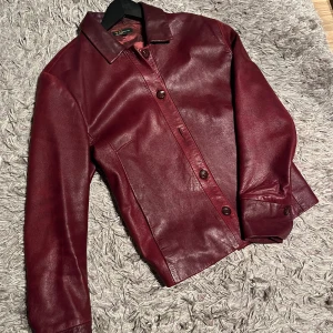 Skinn jacka - Mörkröd skinnjacka som passar strl S/M