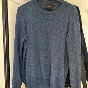 Oscar Jacobson sweatshirt size M - Hej! Säljer en Oscar Jacobson tröja i merinoull, tröjan är i exemplariskt skick och är knappt använd, Så inga defekter alls. Nypris på dessa är 1299, vårt pris är 699 pga att den är i så pass bra skick. Hör av dig vid frågor! Mvh AL_clotes.