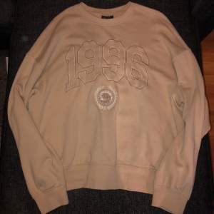 Beige sweatshirt från H&M🙌 Nyskick. Endast använd tre gånger. Oversized fit.