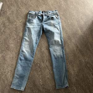 Säljer nu mina replay jeans då dom e för små, nästan aldrig använda, skriv om du har fler frågor  