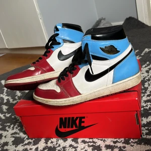 Jordan 1s ”fearless” High   - Air Jordan 1s som jag inte använt på jätte länge, vuxit ur skorna. De användes i 2 veckor efter jag köpte dem för 1 år sedan och sedan dess har dem stått hemma. Köpte de på merchsweden nypris 6999kr Storlek 44,5 8/10 skick  Kan gå ner i pris!
