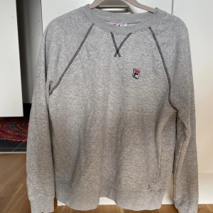 Fila jumper  - En grå tröja i märker Fila. Storlek M men skulle säga att den sitter mer som S. I bra skick, köpt begagnad och aldrig använd. Lite sportig i utseendet.