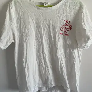 Fin vit T-shirt med ett så fint insytt märke, Lite skrynklig🙈 men annars inget att anmärka på🩷 (Tips! Köp med bundle för att spara på den frakten🔥! In och fynda fler plagg i flödet👑😉)