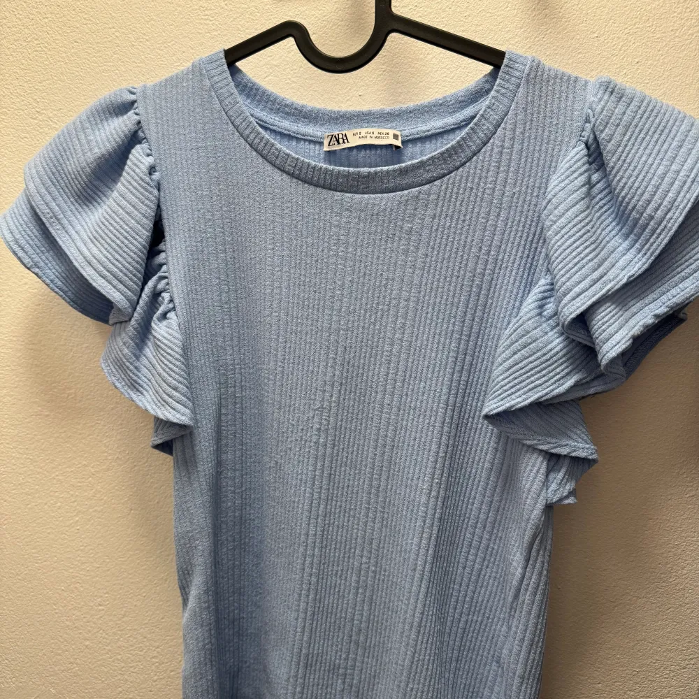 super slt ljusblå tröja med volangarmar, från Zara | strl S | inga defekter 💗. T-shirts.