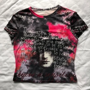 Babytee med mönster - Liten t-shirt/babytee med färgtryck&text. Bra skick har typ aldrig använt. 