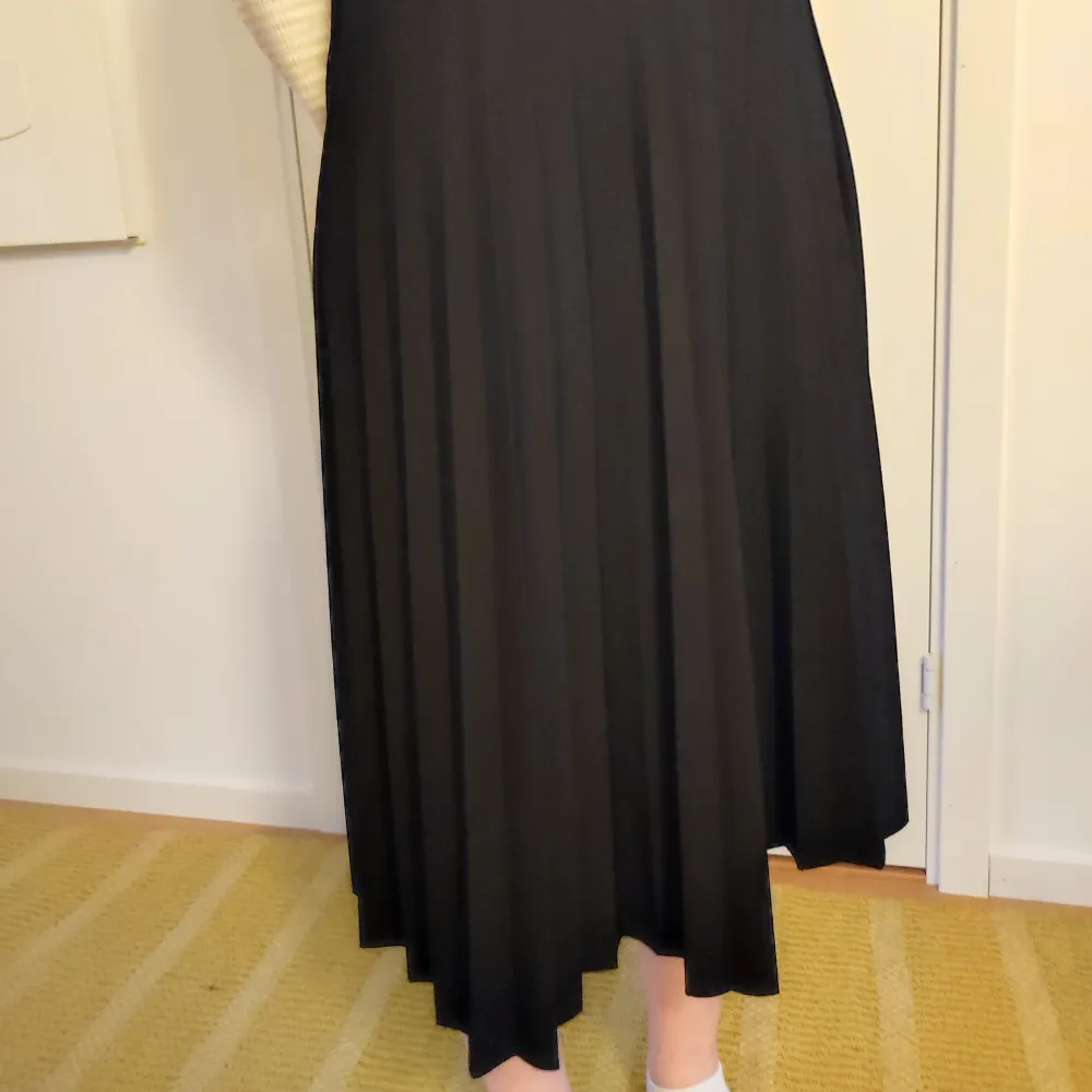 Svart plisserad kjol från Vero Moda i mycket bra skick 🌟 Den går en bit under knäna på mig som är 169 cm 🌸 Köparen står för frakten. Kjolar.