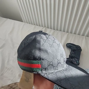 Gucci keps - Den är använd men i gott skick. Kan gå ner i pris vid snabb affär. Fraktar endast