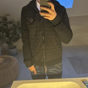 J Lindeberg Cardigan - Säljer min cardigan då jag köpt ny jacka. Storleken är S o passar mig som är 182 så jag skulle själv säga att den passar folk runt 175/185. Ny pris ligger på 3200kr