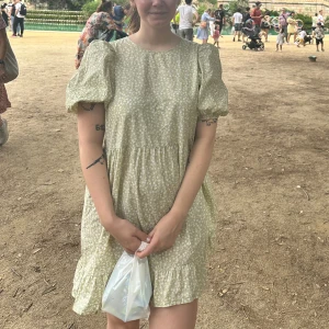 Grön sommarklänning  - Söt klänning till sommaren, ljusgrön med puffärmar