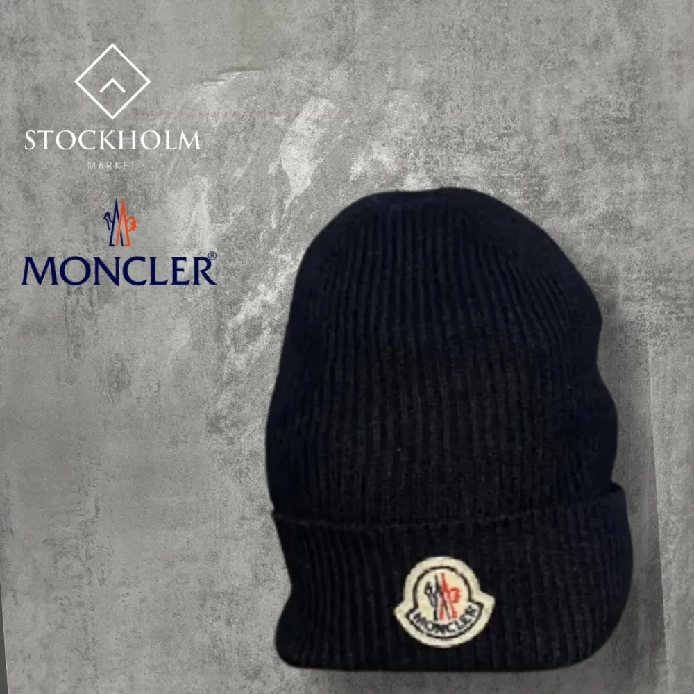 Vi säljer nu denna riktigt snygga Moncler mössan! Mössan är i skicket 8/10, lite nopprig osv. Färgen är Navy! Medföljer inget og då den är köpt för över 2 år sedan, Skriv vid frågor och funderingar ✨💫. Accessoarer.